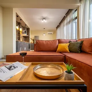 Three Lilies Apartment