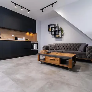 Chic 1br With Balcony In Apartment