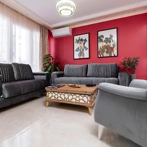Modern & Elegant Center Apartment